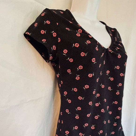 Express Sz M form-fitting tee shirt black with pink flowers and dots pattern - Picture 3 of 8